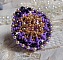 Bague Laureline brod&eacute;e sur une bague Dor&eacute;e avec un cabochon carr&eacute; Violet, perles rondes aplaties, perles rondes nacr&eacute;es en verre Ivoire, Mauve et Purple, rocailles pour un style Contemporain