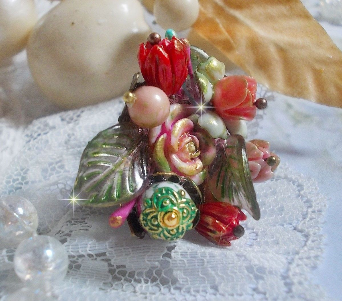 Bague artisanale ornée d'un bouquet floral coloré en bronze.
