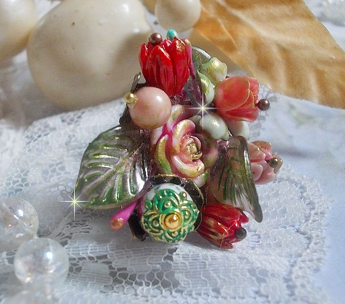 Bague artisanale ornée d'un bouquet floral coloré en bronze.