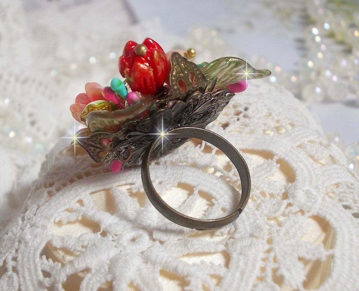 Bague ajustable artisanale ornée d'un bouquet floral en bronze.