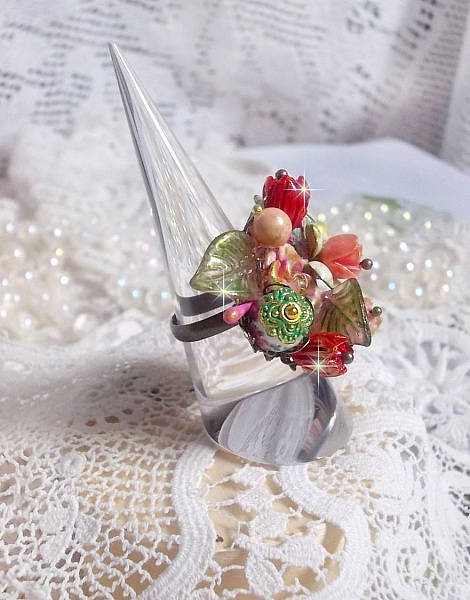 Bague artisanale ajustable ornée d'un bouquet floral coloré.