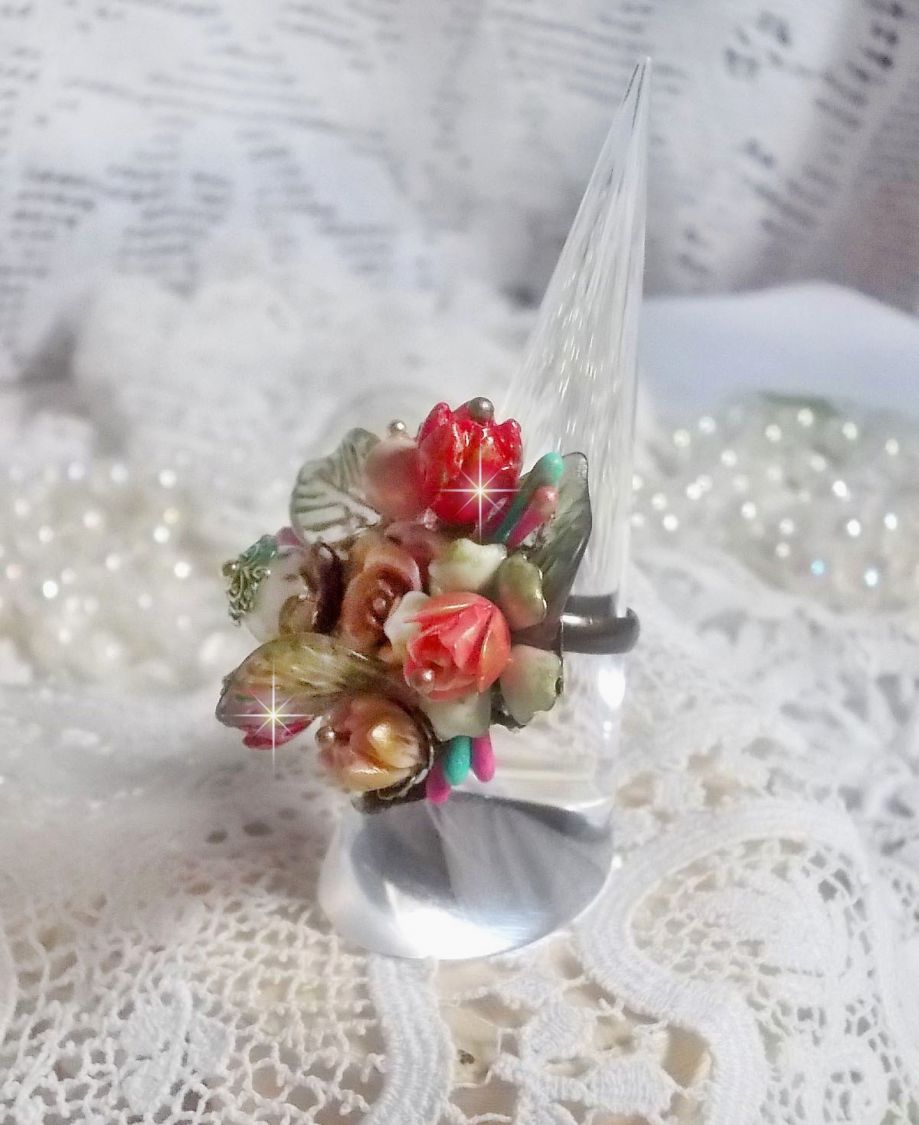 Bague artisanale ajustable ornée d'un bouquet floral coloré.