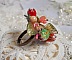 Bague artisanale ajustable ornée d'un bouquet floral coloré.