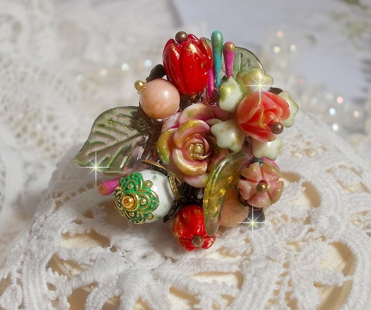 Bague artisanale ornée d'un bouquet floral coloré en relief.