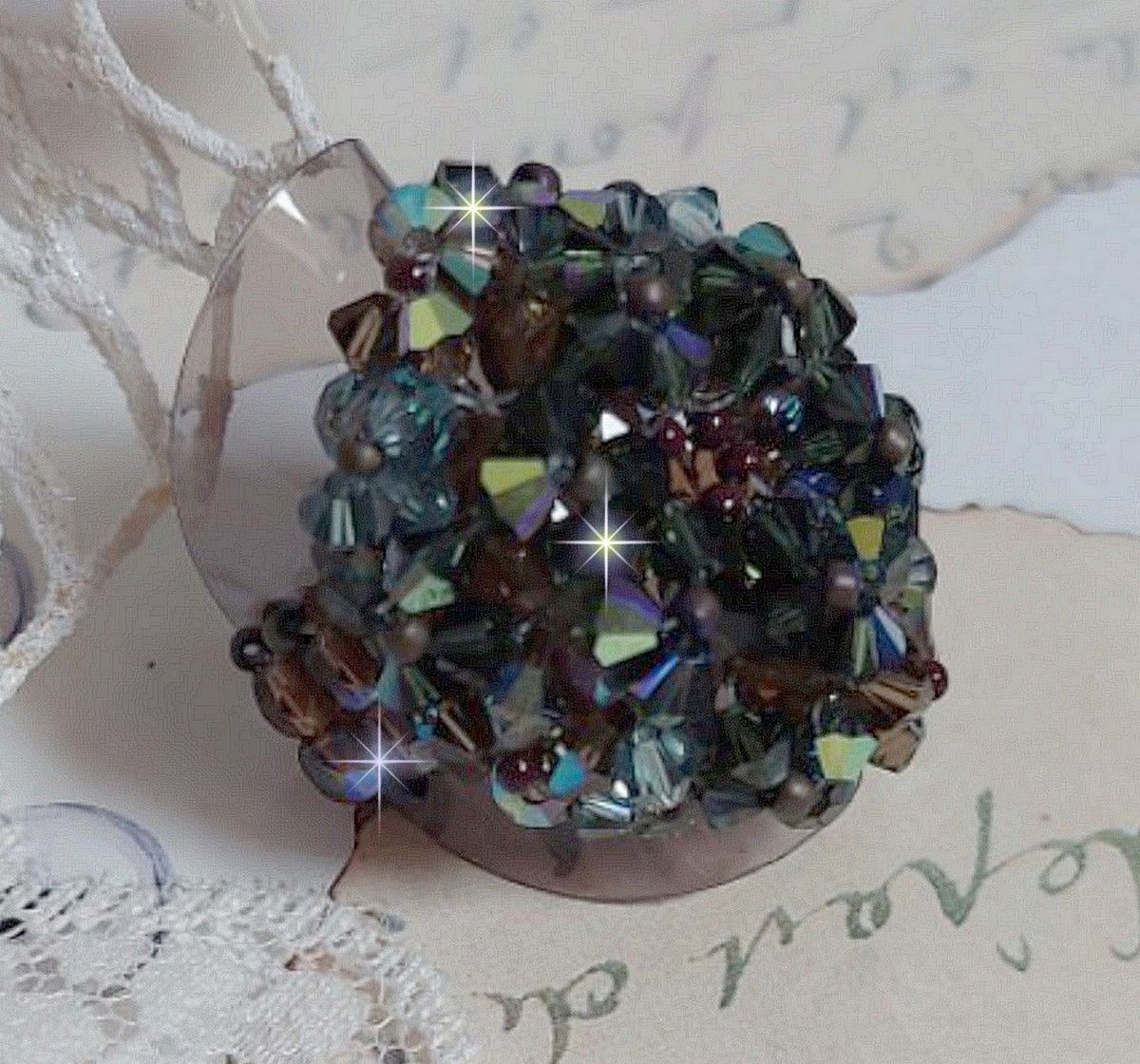 Bague Long Brown Picasso Ethnique mont&eacute;e avec des toupies en cristal, facettes de boh&egrave;me en verre et rocailles