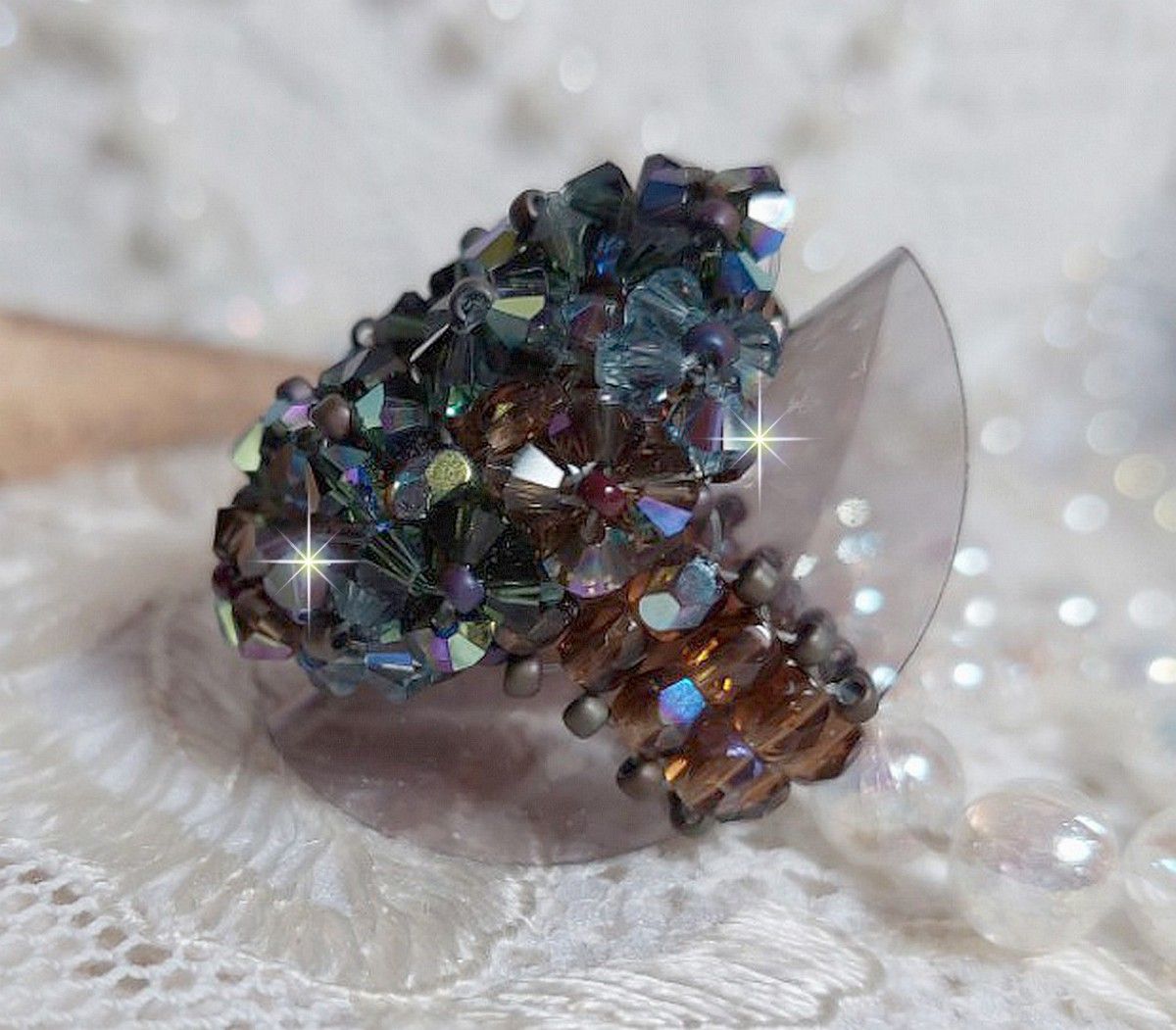 Bague Long Brown Picasso Ethnique mont&eacute;e avec des toupies en cristal, facettes de boh&egrave;me en verre et rocailles