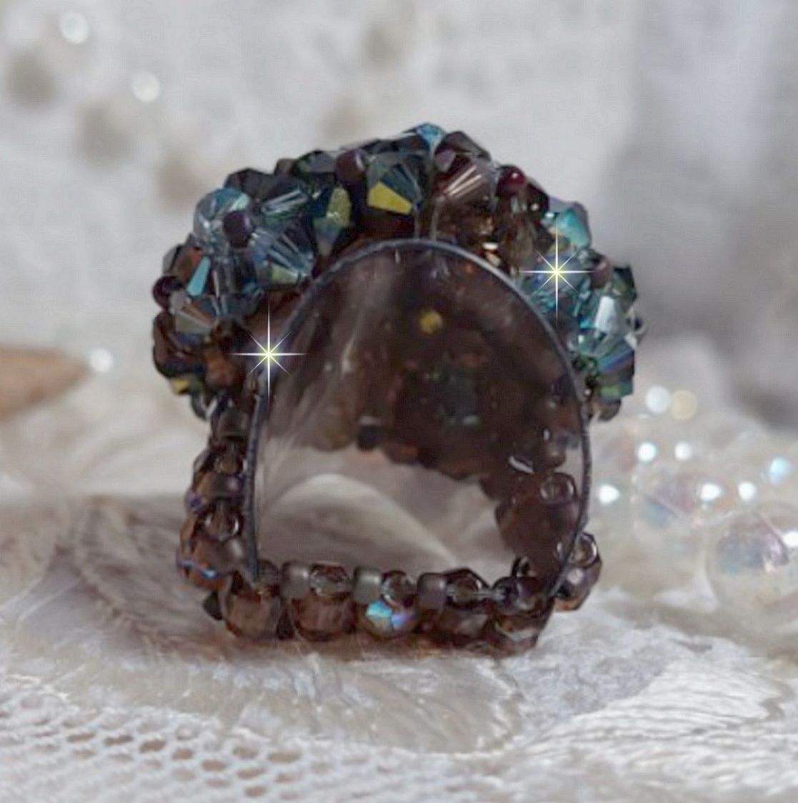 Bague Long Brown Picasso Ethnique mont&eacute;e avec des toupies en cristal, facettes de boh&egrave;me en verre et rocailles
