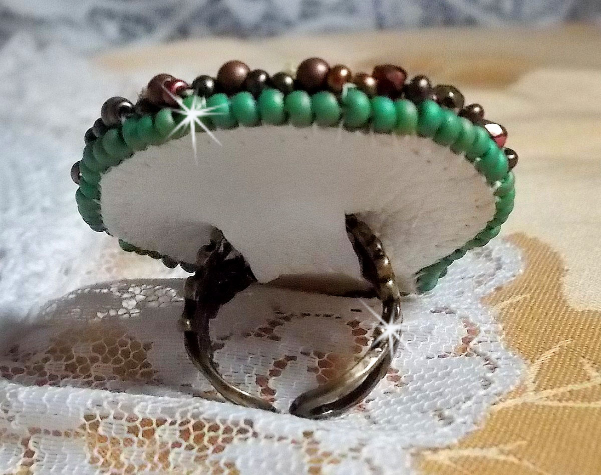 Bague Lune V&eacute;nitienne brod&eacute;e avec un ruban de soie Orange, Vert et Jaune, cristaux : toupies, perles rondes nacr&eacute;es et chatons. S&rsquo;ajoute des facettes et rocailles en Verre sur une bague filigran&eacute;e 