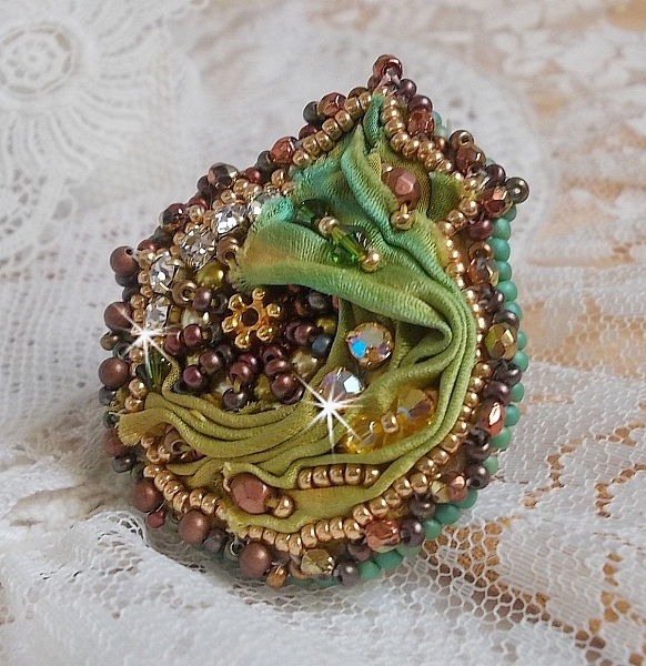 Bague Lune V&eacute;nitienne brod&eacute;e avec un ruban de soie Orange, Vert et Jaune, cristaux : toupies, perles rondes nacr&eacute;es et chatons. S&rsquo;ajoute des facettes et rocailles en Verre sur une bague filigran&eacute;e 