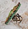 Bague Lune V&eacute;nitienne brod&eacute;e avec un ruban de soie Orange, Vert et Jaune, cristaux : toupies, perles rondes nacr&eacute;es et chatons. S&rsquo;ajoute des facettes et rocailles en Verre sur une bague filigran&eacute;e 