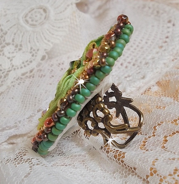Bague Lune V&eacute;nitienne brod&eacute;e avec un ruban de soie Orange, Vert et Jaune, cristaux : toupies, perles rondes nacr&eacute;es et chatons. S&rsquo;ajoute des facettes et rocailles en Verre sur une bague filigran&eacute;e 