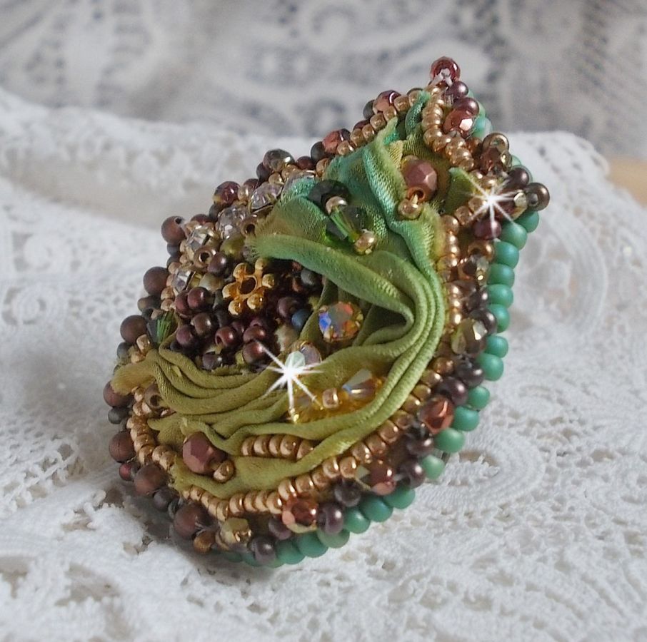 Bague Lune V&eacute;nitienne brod&eacute;e avec un ruban de soie Orange, Vert et Jaune, cristaux : toupies, perles rondes nacr&eacute;es et chatons. S&rsquo;ajoute des facettes et rocailles en Verre sur une bague filigran&eacute;e 