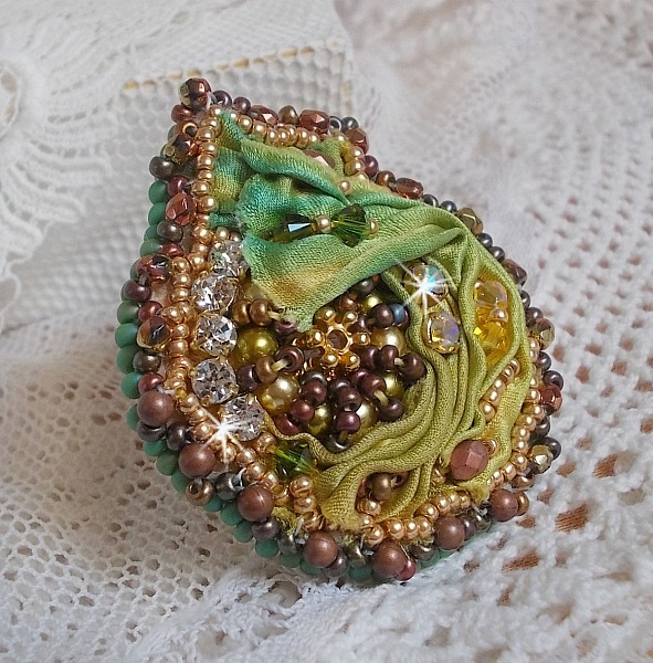 Bague Lune V&eacute;nitienne brod&eacute;e avec un ruban de soie Orange, Vert et Jaune, cristaux : toupies, perles rondes nacr&eacute;es et chatons. S&rsquo;ajoute des facettes et rocailles en Verre sur une bague filigran&eacute;e 