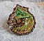 Bague Lune V&eacute;nitienne brod&eacute;e avec un ruban de soie Orange, Vert et Jaune, cristaux : toupies, perles rondes nacr&eacute;es et chatons. S&rsquo;ajoute des facettes et rocailles en Verre sur une bague filigran&eacute;e 