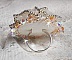 Bague Bouquet d'un Jour brod&eacute;e avec un cabochon rond de couleur Ivoire, fleurs de Lys entrelac&eacute;es avec des rocailles, toupies Cristal et Light Peach de qualit&eacute; AB2x sur une bague Argent&eacute;e en Laiton