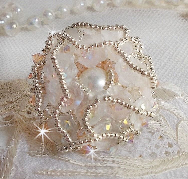 Bague Bouquet d'un Jour brod&eacute;e avec un cabochon rond de couleur Ivoire, fleurs de Lys entrelac&eacute;es avec des rocailles, toupies Cristal et Light Peach de qualit&eacute; AB2x sur une bague Argent&eacute;e en Laiton