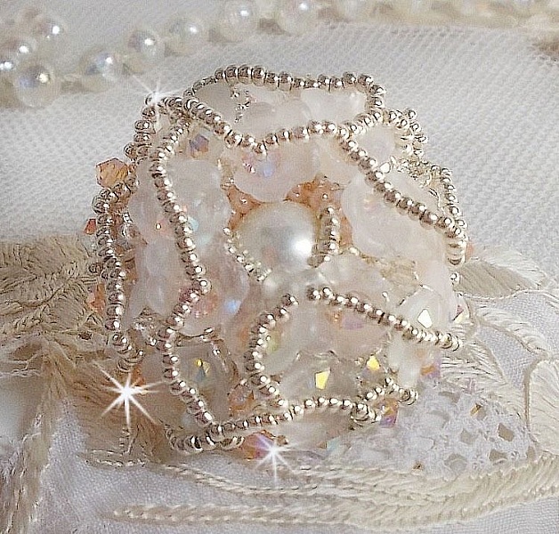 Bague Bouquet d'un Jour brod&eacute;e avec un cabochon rond de couleur Ivoire, fleurs de Lys entrelac&eacute;es avec des rocailles, toupies Cristal et Light Peach de qualit&eacute; AB2x sur une bague Argent&eacute;e en Laiton