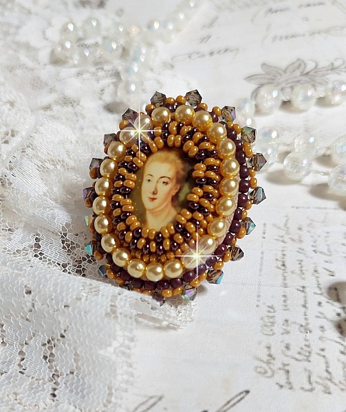 Bague Madame de Pompadour brod&eacute;e avec un cabochon repr&eacute;sentant une femme &agrave; laquelle s'ajoute des toupies, perles rondes nacr&eacute;es, rocailles aux couleurs Jaune et Marron sur bague Bronze en laiton