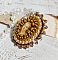 Bague Madame de Pompadour brod&eacute;e avec un cabochon repr&eacute;sentant une femme &agrave; laquelle s'ajoute des toupies, perles rondes nacr&eacute;es, rocailles aux couleurs Jaune et Marron sur bague Bronze en laiton