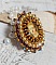 Bague Madame de Pompadour brod&eacute;e avec un cabochon repr&eacute;sentant une femme &agrave; laquelle s'ajoute des toupies, perles rondes nacr&eacute;es, rocailles aux couleurs Jaune et Marron sur bague Bronze en laiton