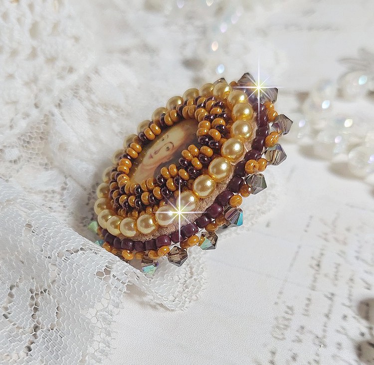 Bague Madame de Pompadour brod&eacute;e avec un cabochon repr&eacute;sentant une femme &agrave; laquelle s'ajoute des toupies, perles rondes nacr&eacute;es, rocailles aux couleurs Jaune et Marron sur bague Bronze en laiton