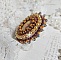 Bague Madame de Pompadour brod&eacute;e avec un cabochon repr&eacute;sentant une femme &agrave; laquelle s'ajoute des toupies, perles rondes nacr&eacute;es, rocailles aux couleurs Jaune et Marron sur bague Bronze en laiton