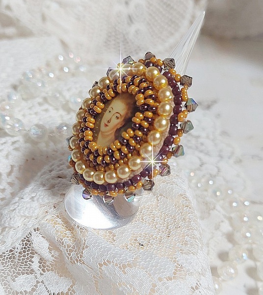 Bague Madame de Pompadour brod&eacute;e avec un cabochon repr&eacute;sentant une femme &agrave; laquelle s'ajoute des toupies, perles rondes nacr&eacute;es, rocailles aux couleurs Jaune et Marron sur bague Bronze en laiton