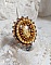 Bague Madame de Pompadour brod&eacute;e avec un cabochon repr&eacute;sentant une femme &agrave; laquelle s'ajoute des toupies, perles rondes nacr&eacute;es, rocailles aux couleurs Jaune et Marron sur bague Bronze en laiton