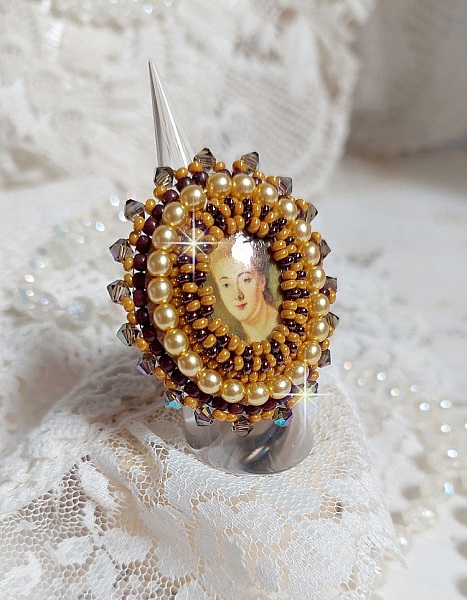 Bague Madame de Pompadour brod&eacute;e avec un cabochon repr&eacute;sentant une femme &agrave; laquelle s'ajoute des toupies, perles rondes nacr&eacute;es, rocailles aux couleurs Jaune et Marron sur bague Bronze en laiton