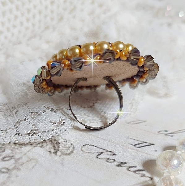 Bague Madame de Pompadour brod&eacute;e avec un cabochon repr&eacute;sentant une femme &agrave; laquelle s'ajoute des toupies, perles rondes nacr&eacute;es, rocailles aux couleurs Jaune et Marron sur bague Bronze en laiton