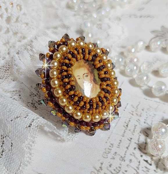 Bague Madame de Pompadour brod&eacute;e avec un cabochon repr&eacute;sentant une femme &agrave; laquelle s'ajoute des toupies, perles rondes nacr&eacute;es, rocailles aux couleurs Jaune et Marron sur bague Bronze en laiton
