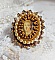 Bague Madame de Pompadour brod&eacute;e avec un cabochon repr&eacute;sentant une femme &agrave; laquelle s'ajoute des toupies, perles rondes nacr&eacute;es, rocailles aux couleurs Jaune et Marron sur bague Bronze en laiton
