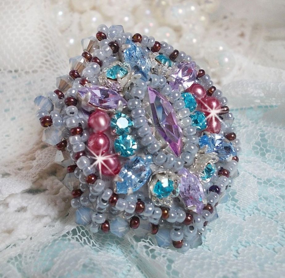 Bague Mademoiselle Bluse brod&eacute;e avec des navettes en Cristal : Tanzanite, Light Saphir et Cristal &agrave; laquelle s&rsquo;ajoute des chatons, toupies, perles rondes nacr&eacute;es Rose en verre et rocailles