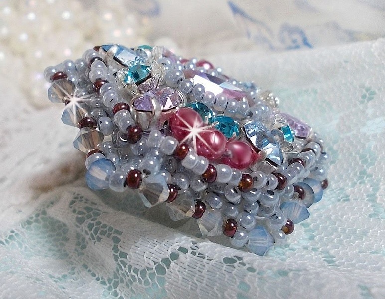 Bague Mademoiselle Bluse brod&eacute;e avec des navettes en Cristal : Tanzanite, Light Saphir et Cristal &agrave; laquelle s&rsquo;ajoute des chatons, toupies, perles rondes nacr&eacute;es Rose en verre et rocailles