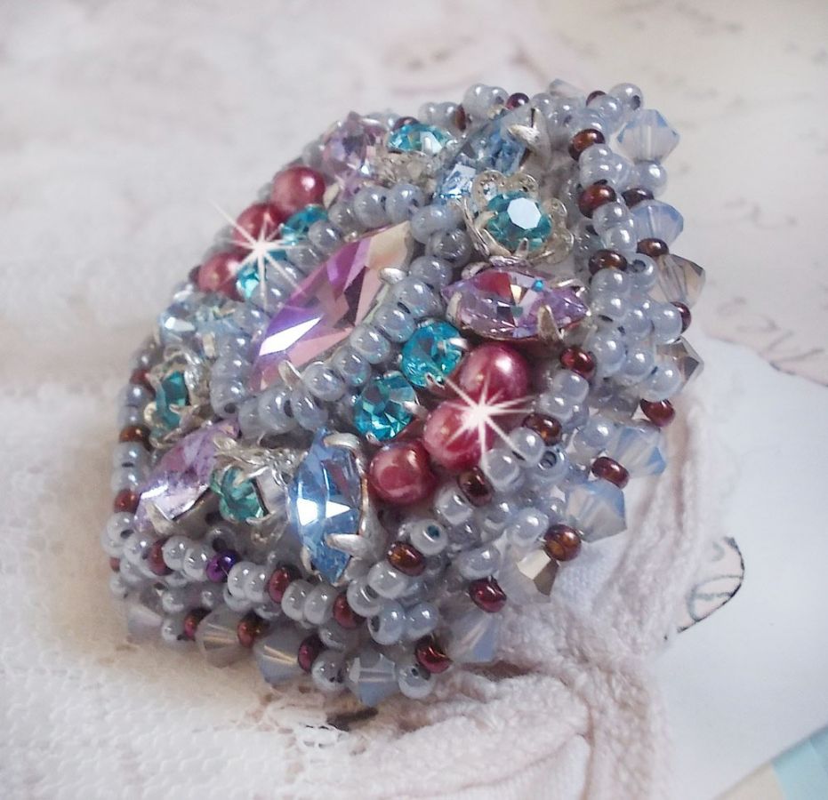 Bague Mademoiselle Bluse brod&eacute;e avec des navettes en Cristal : Tanzanite, Light Saphir et Cristal &agrave; laquelle s&rsquo;ajoute des chatons, toupies, perles rondes nacr&eacute;es Rose en verre et rocailles