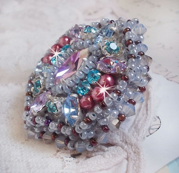 Bague Mademoiselle Bluse brod&eacute;e avec des navettes en Cristal : Tanzanite, Light Saphir et Cristal &agrave; laquelle s&rsquo;ajoute des chatons, toupies, perles rondes nacr&eacute;es Rose en verre et rocailles