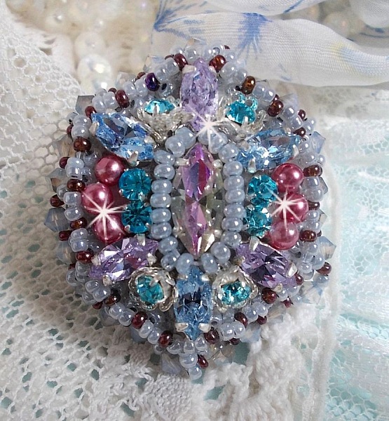 Bague Mademoiselle Bluse brod&eacute;e avec des navettes en Cristal : Tanzanite, Light Saphir et Cristal &agrave; laquelle s&rsquo;ajoute des chatons, toupies, perles rondes nacr&eacute;es Rose en verre et rocailles