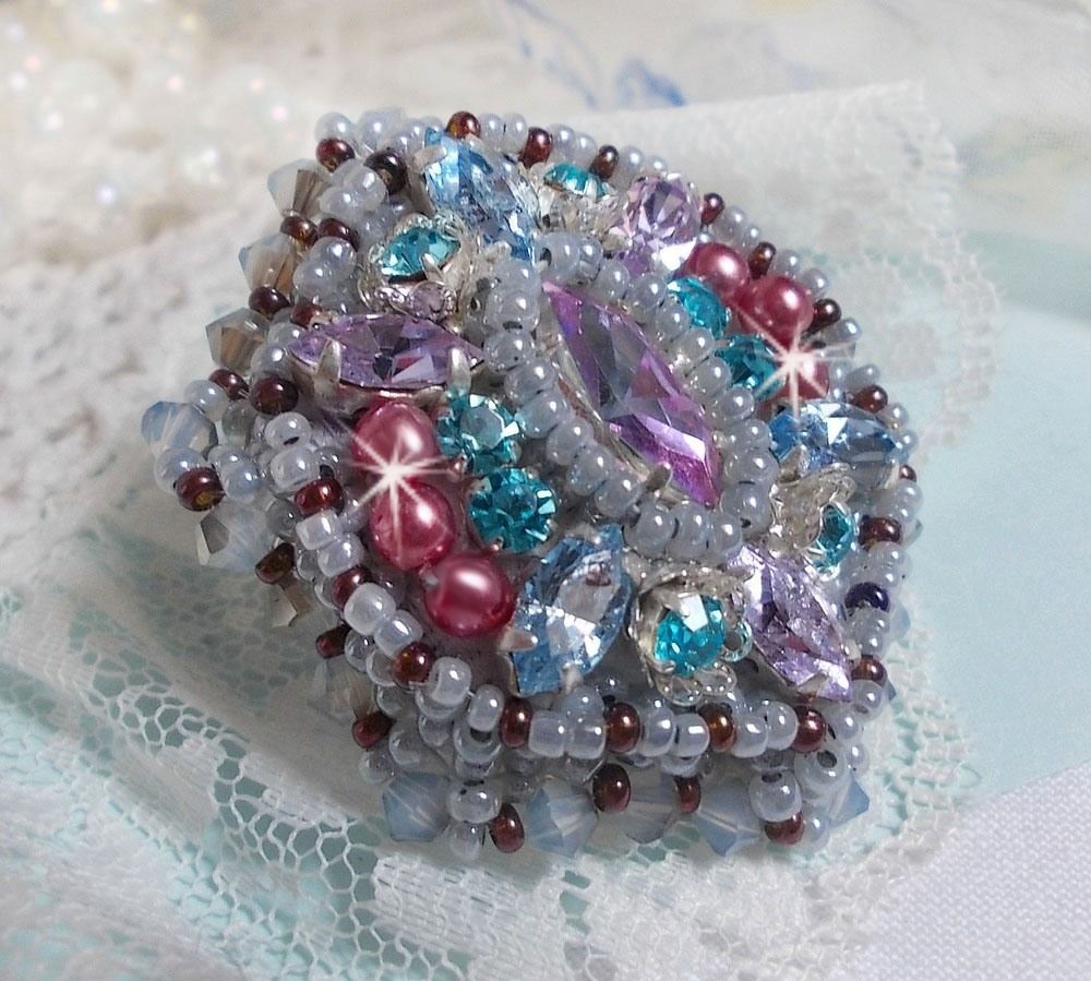 Bague Mademoiselle Bluse brod&eacute;e avec des navettes en Cristal : Tanzanite, Light Saphir et Cristal &agrave; laquelle s&rsquo;ajoute des chatons, toupies, perles rondes nacr&eacute;es Rose en verre et rocailles
