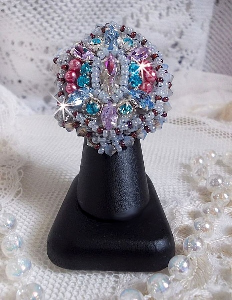 Bague Mademoiselle Bluse brod&eacute;e avec des navettes en Cristal : Tanzanite, Light Saphir et Cristal &agrave; laquelle s&rsquo;ajoute des chatons, toupies, perles rondes nacr&eacute;es Rose en verre et rocailles