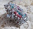 Bague Mademoiselle Bluse brod&eacute;e avec des navettes en Cristal : Tanzanite, Light Saphir et Cristal &agrave; laquelle s&rsquo;ajoute des chatons, toupies, perles rondes nacr&eacute;es Rose en verre et rocailles