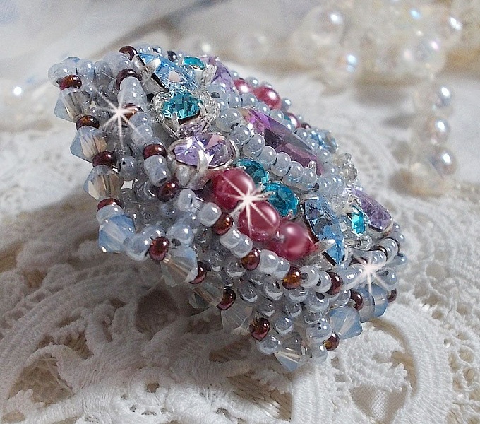 Bague Mademoiselle Bluse brod&eacute;e avec des navettes en Cristal : Tanzanite, Light Saphir et Cristal &agrave; laquelle s&rsquo;ajoute des chatons, toupies, perles rondes nacr&eacute;es Rose en verre et rocailles