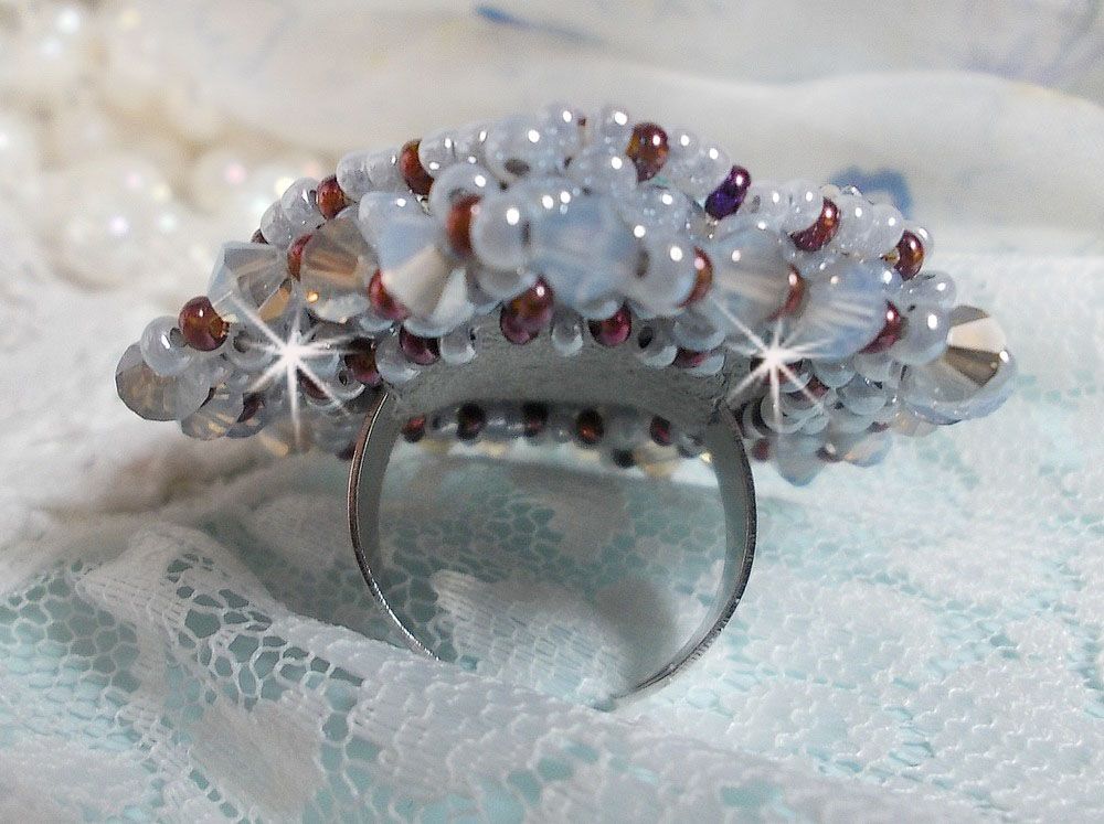 Bague Mademoiselle Bluse brod&eacute;e avec des navettes en Cristal : Tanzanite, Light Saphir et Cristal &agrave; laquelle s&rsquo;ajoute des chatons, toupies, perles rondes nacr&eacute;es Rose en verre et rocailles