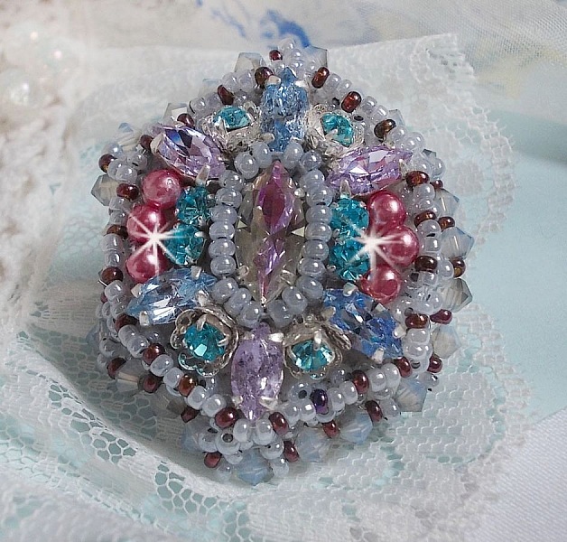 Bague Mademoiselle Bluse brod&eacute;e avec des navettes en Cristal : Tanzanite, Light Saphir et Cristal &agrave; laquelle s&rsquo;ajoute des chatons, toupies, perles rondes nacr&eacute;es Rose en verre et rocailles