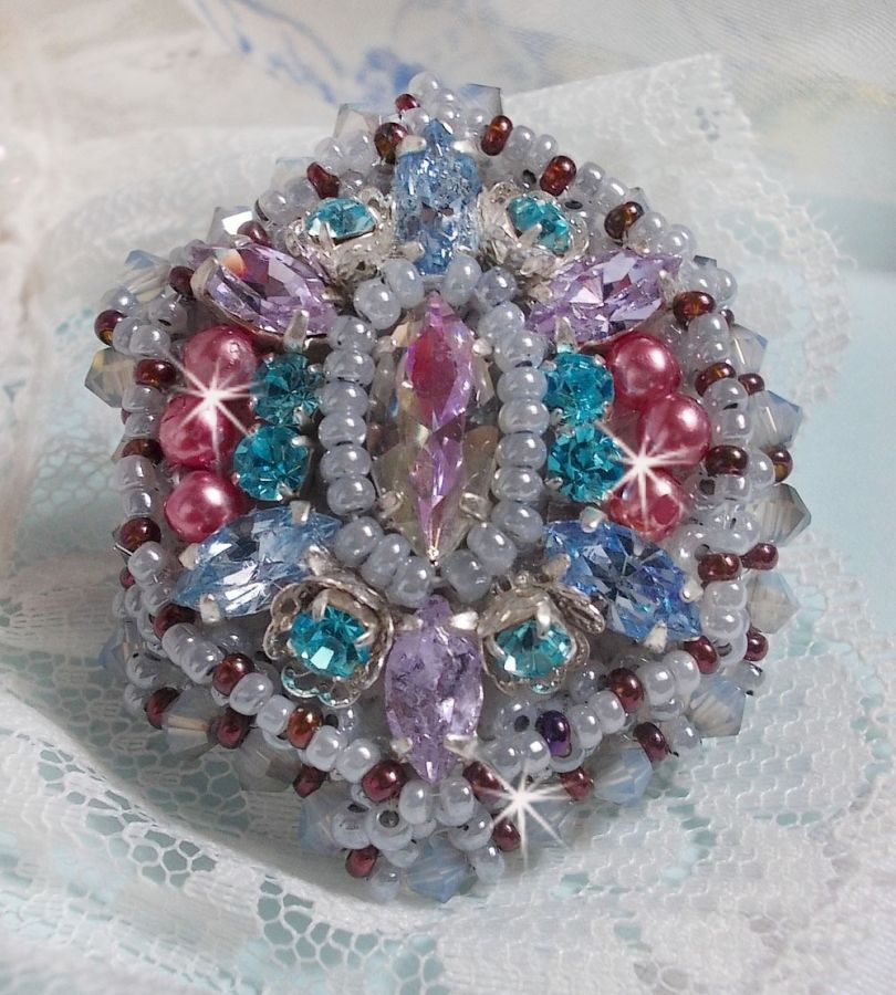 Bague Mademoiselle Bluse brod&eacute;e avec des navettes en Cristal : Tanzanite, Light Saphir et Cristal &agrave; laquelle s&rsquo;ajoute des chatons, toupies, perles rondes nacr&eacute;es Rose en verre et rocailles
