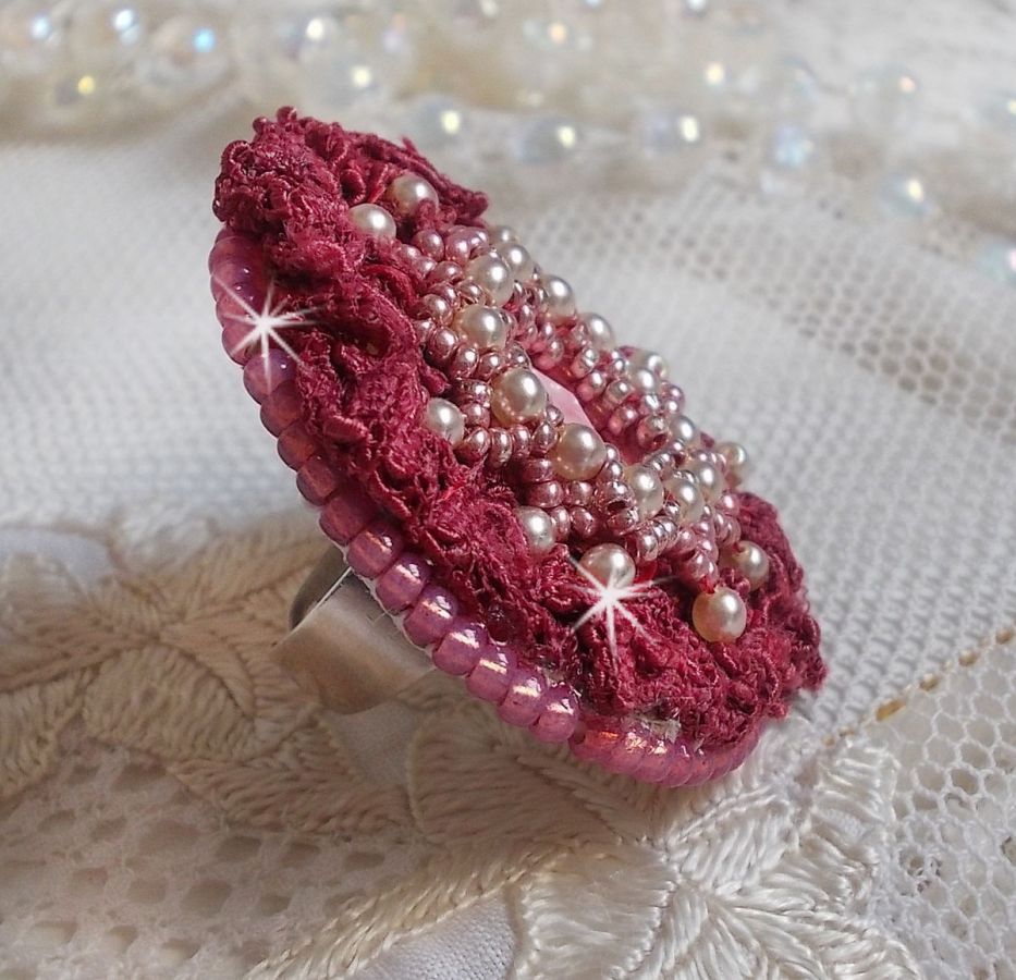 Bague Magnolia brod&eacute;e avec une dentelle bordeaux, un cabochon facett&eacute; Rose et des perles nacr&eacute;es