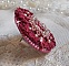 Bague Magnolia brod&eacute;e avec une dentelle bordeaux, un cabochon facett&eacute; Rose et des perles nacr&eacute;es