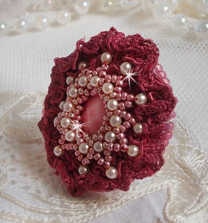 Bague Magnolia brod&eacute;e avec une dentelle bordeaux, un cabochon facett&eacute; Rose et des perles nacr&eacute;es
