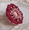 Bague Magnolia brod&eacute;e avec une dentelle bordeaux, un cabochon facett&eacute; Rose et des perles nacr&eacute;es