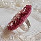 Bague Magnolia brod&eacute;e avec une dentelle bordeaux, un cabochon facett&eacute; Rose et des perles nacr&eacute;es