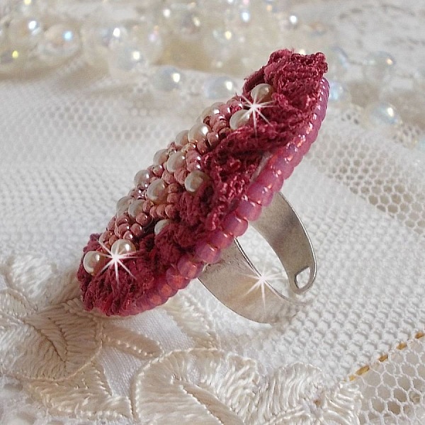 Bague Magnolia brod&eacute;e avec une dentelle bordeaux, un cabochon facett&eacute; Rose et des perles nacr&eacute;es